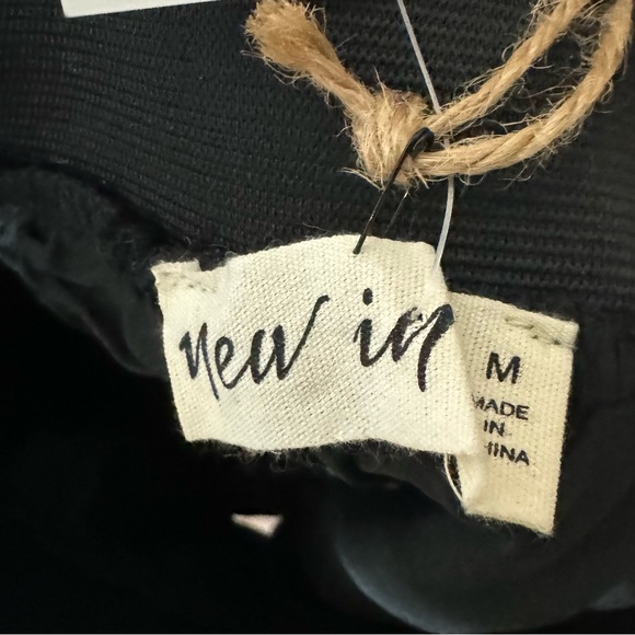 Black pleated mini skirt with an elastic waist and lined with shorts Size Medium - Picture 6 of 12